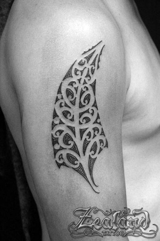 Silver Fern Neck Tattoo By Jayblum Ycjwl  照片图像